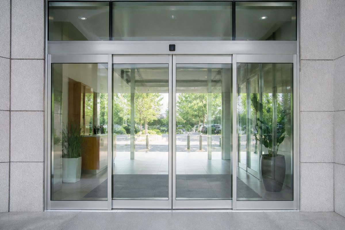 Portas automáticas em vidro na entrada de um edifício comercial